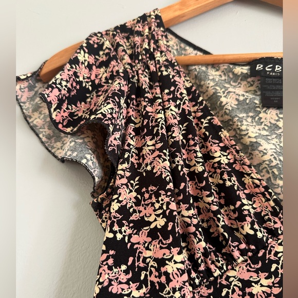 BCBG Max Azria short sleeve top with slit in sleeve. Vintage - Picture 2 of 4